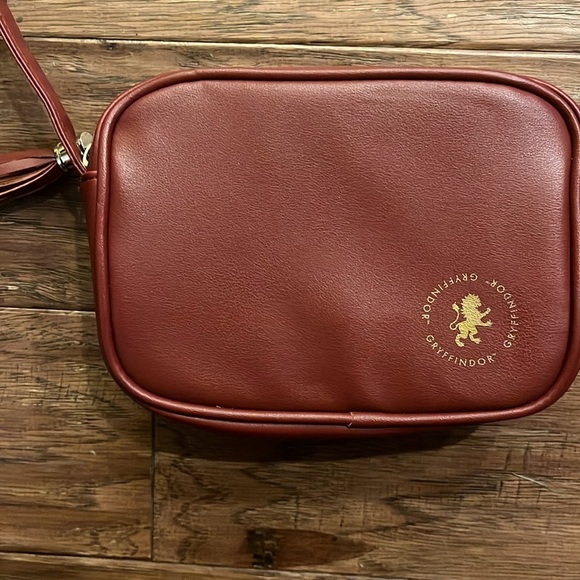 Harry Potter Marion Hogwarts Gryffindor Crossbody Purse - Picture 3 of 10